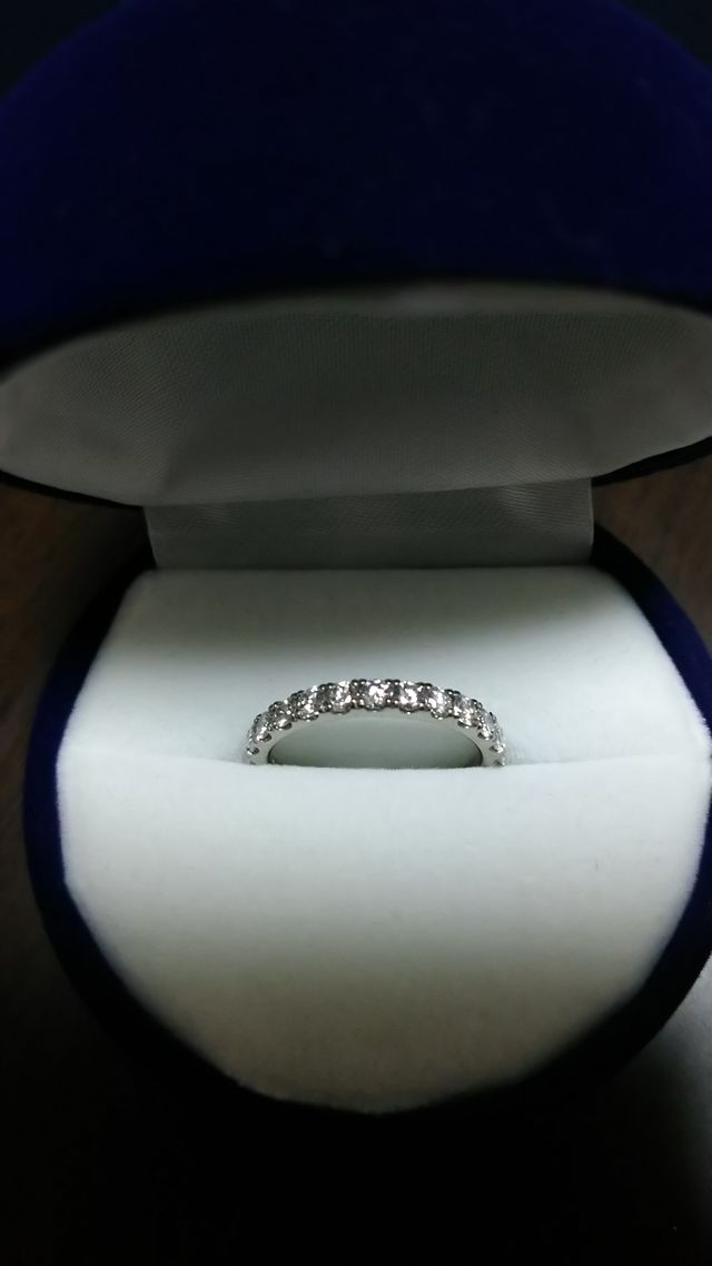 こちらは婚約指輪。