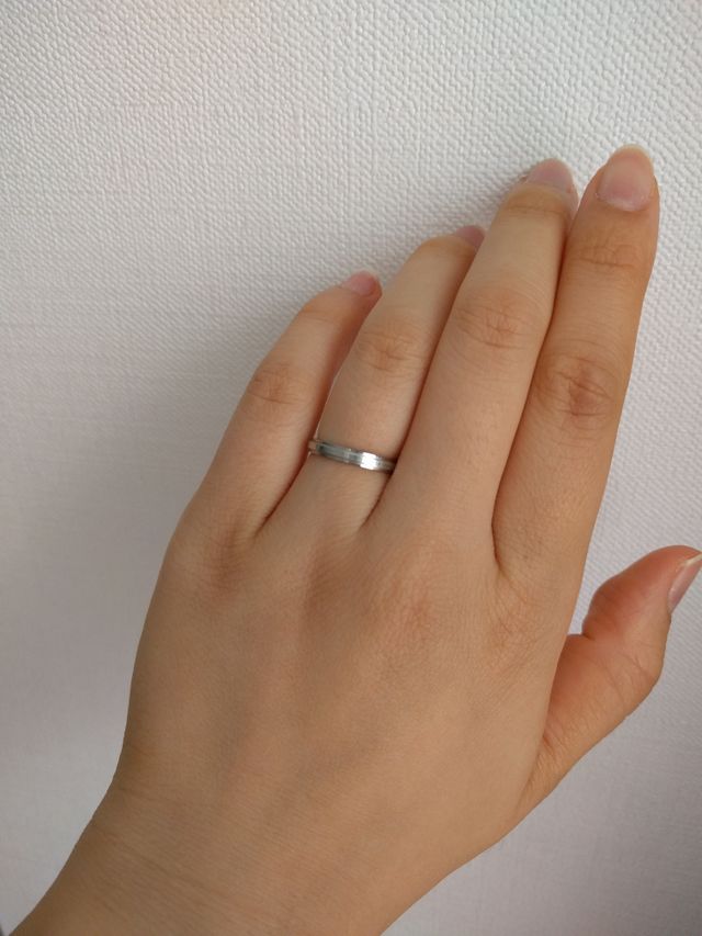 角度が変わるたび、プラチナの輝きを感じます。