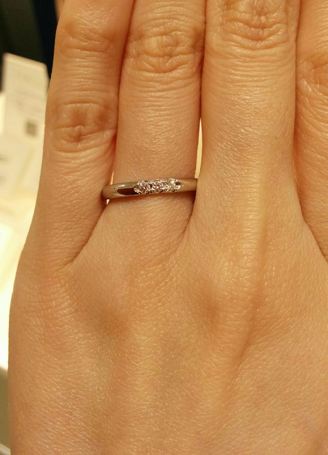 ストレートタイプの指輪、石が３つ付いています。