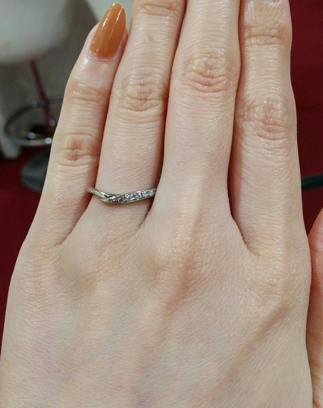 Vラインの指輪、ダイヤが華やかです。