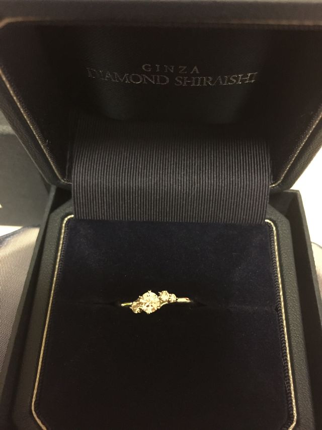 メインのダイヤの周りに小さいダイヤが3つついてます。