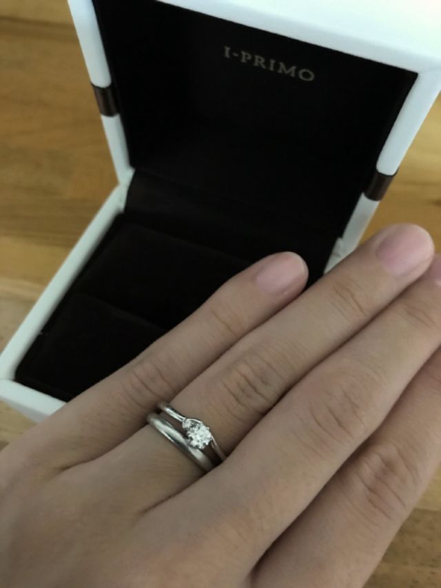 ダイヤの横に一粒石も一緒についています