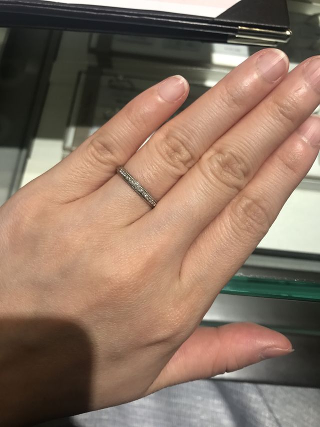 ハーフエタニティのリング。クラシカルなミル打ちが可愛い。
