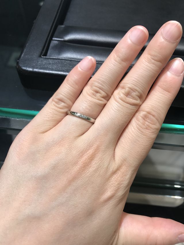 ダイヤモンドを5つ並べたシンプルなリング。