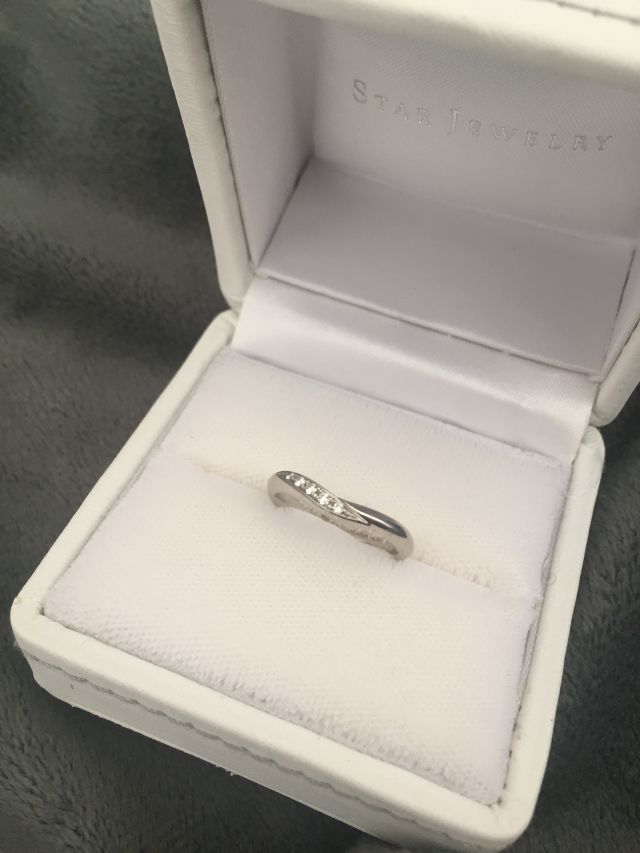 プラチナで、中央のダイヤ部分にカーブのかかったデザインです。