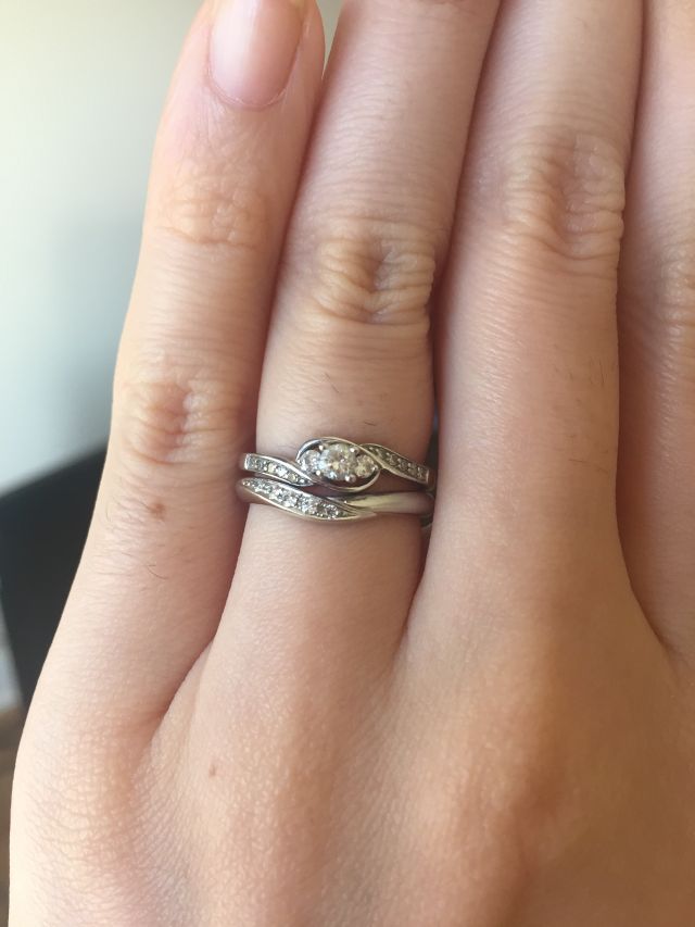 婚約指輪と重ねて付けると、こんな風に見えます。