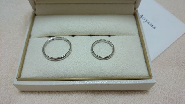 プラチナです。シンプルなデザインで付け心地がいいです。