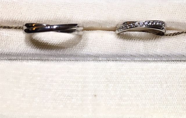 ゴールドとプラチナを軸に女性側はメレダイヤが付いています