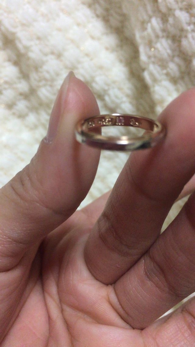 見ずらいのですが、内側にバラのデザインが入ってます！