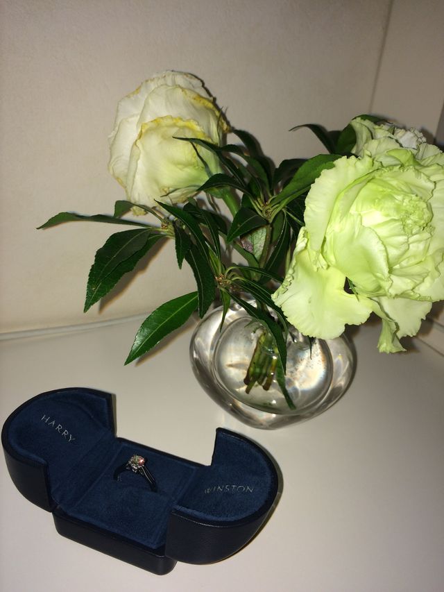 ハリーウィンストンの婚約指輪です。