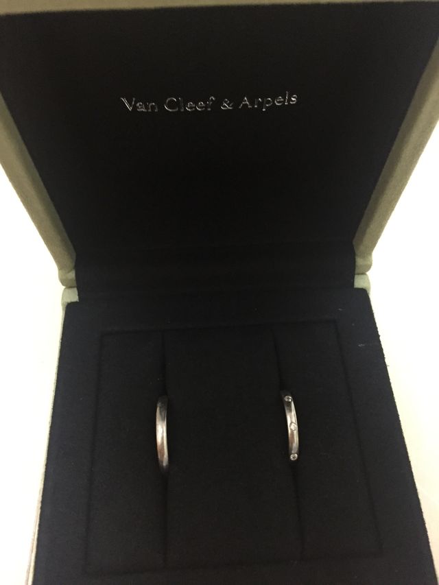 右:女性、左:男性