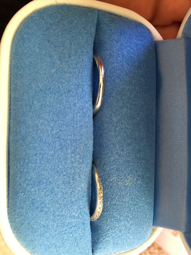 左が男性、右が女性の結婚指輪