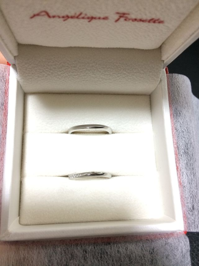 女性はストーン入り、男性はそれと同じ部分をマット仕様に＊