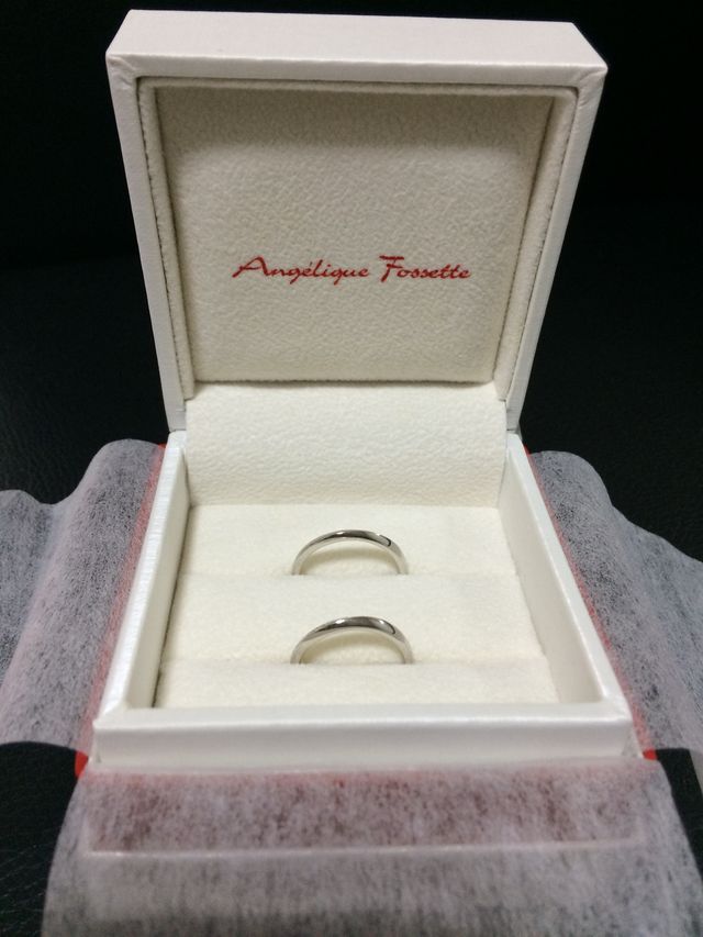 こちら側から見るとストーンが見えずにシンプルなイメージに！