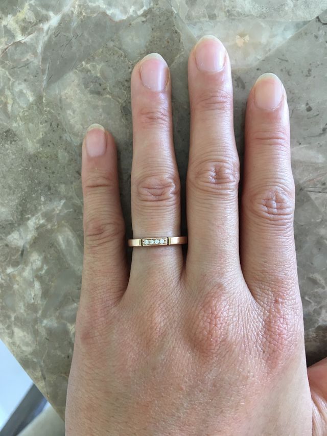 指にはめた写真