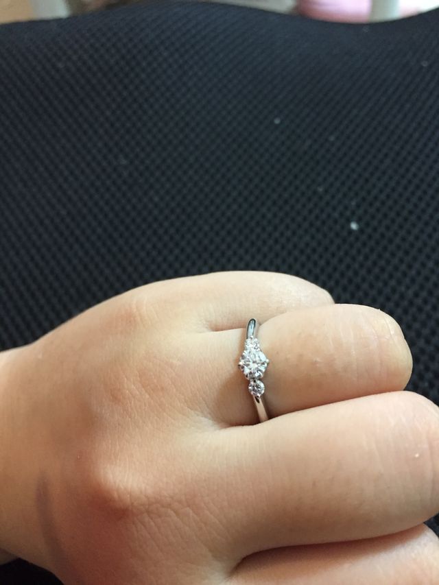 0.34カラット。一粒石の脇に小さいダイヤがついてます。