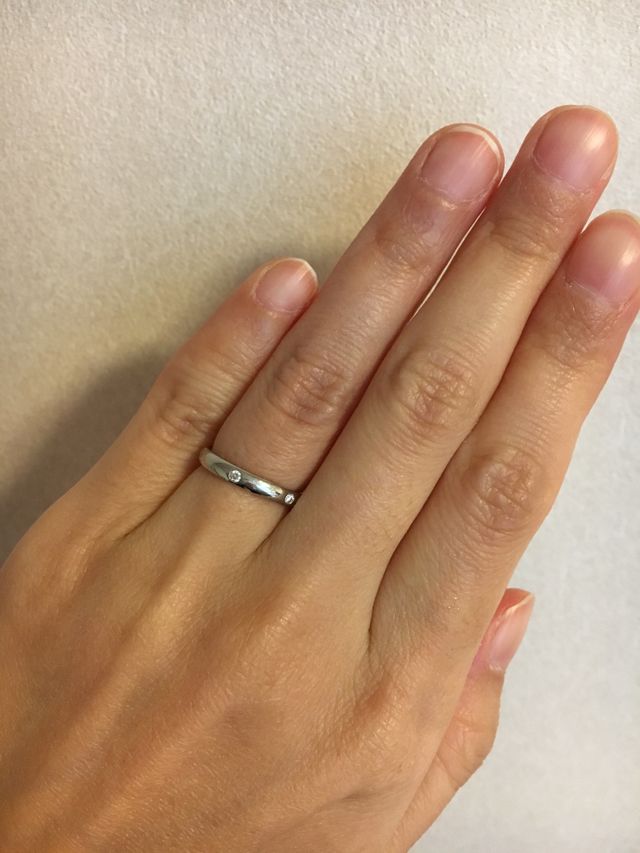 プラチナのリングに3粒のダイヤモンドが並んでいます。