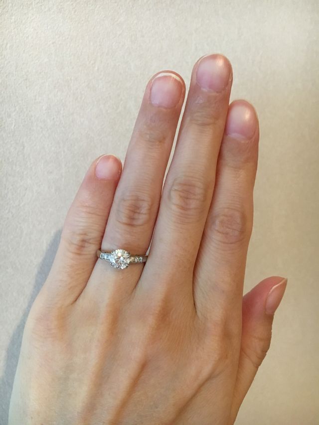 大ぶりのダイヤの周りに小粒なダイヤが並んでいます