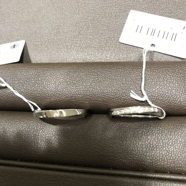 ウェーブリングですが斜めにダイヤが入っています