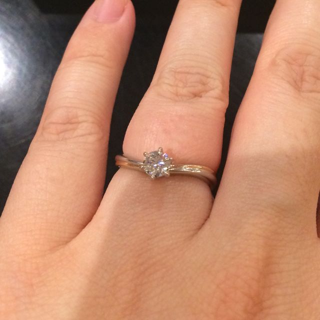 シンプルだけどリングがゴールドとプラチナのコンビ