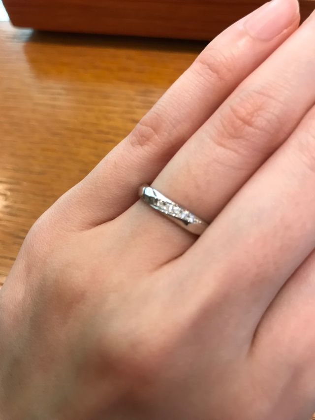 薬指につけた感じです。お洒落です！