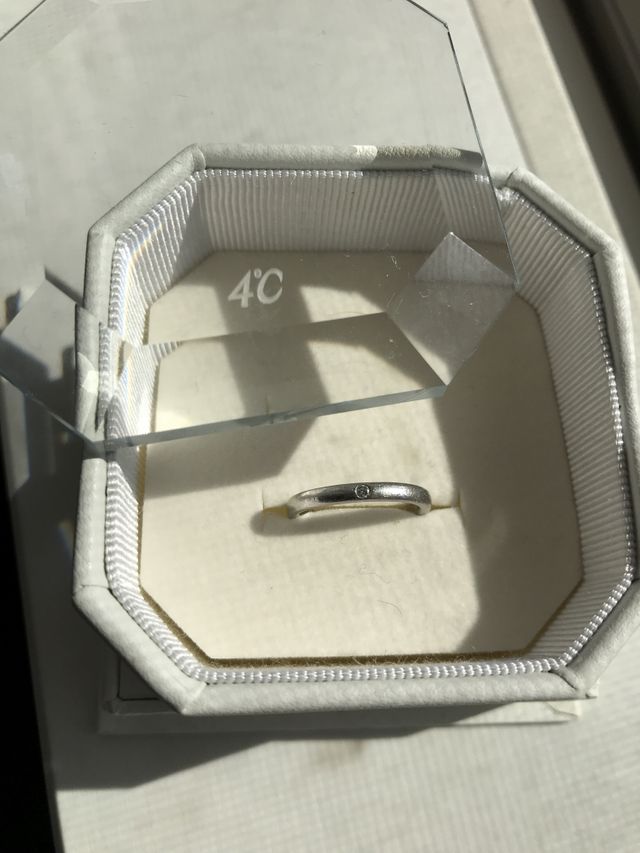 ダイヤが入っている。指輪の裏に記念日などを入れてくれる。