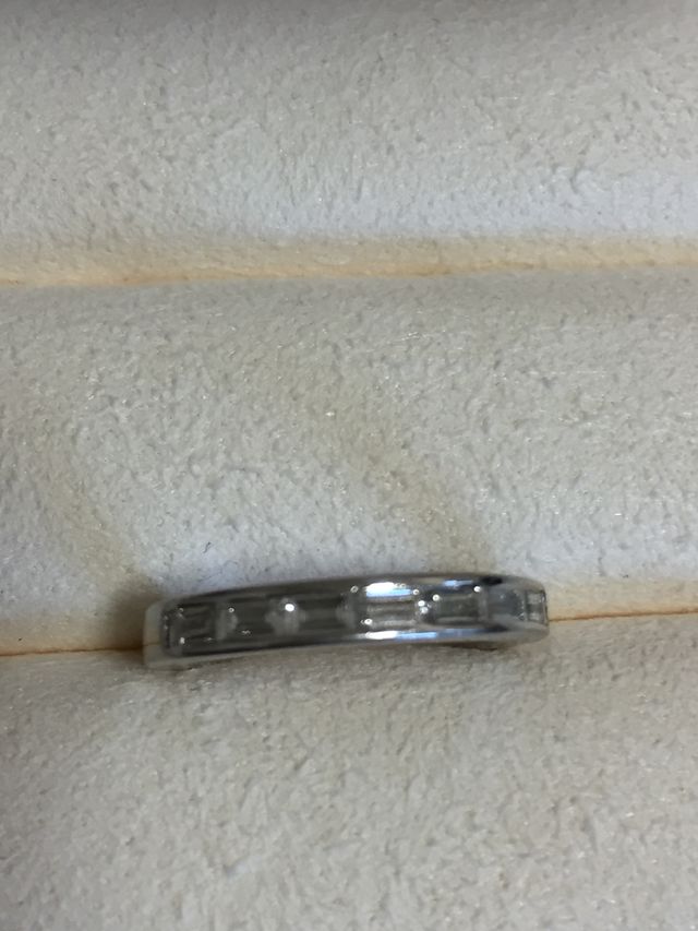 バケットカットのハーフエタニティ