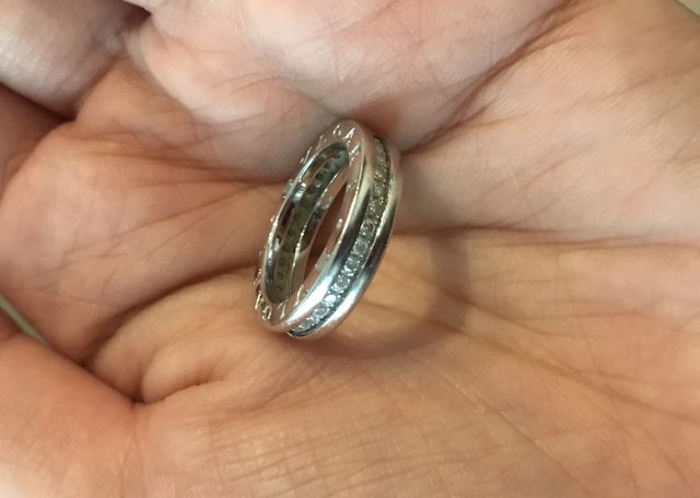 リングを掌の上に乗せた写真です。