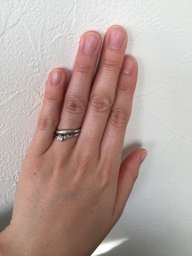 結婚指輪との重ねづけです。