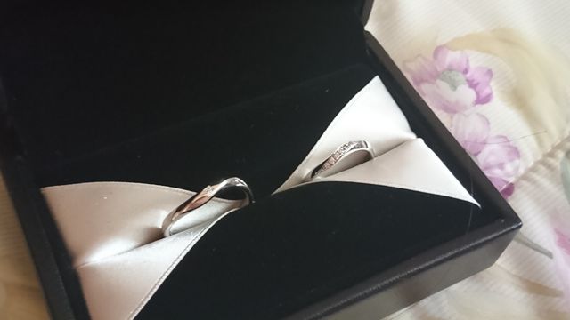 見えないけど中央にアイスブルーダイヤを付けてもらいました。