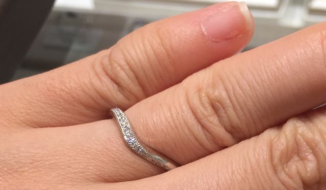 ハーフエタニティタイプのメレダイヤが付いています。