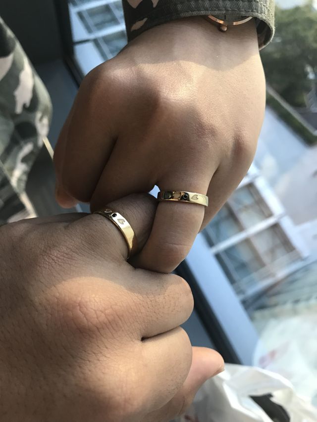 桜が好きなので、桜の花びらを入れました。