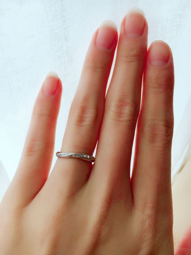 シンプルで指が綺麗に見えます