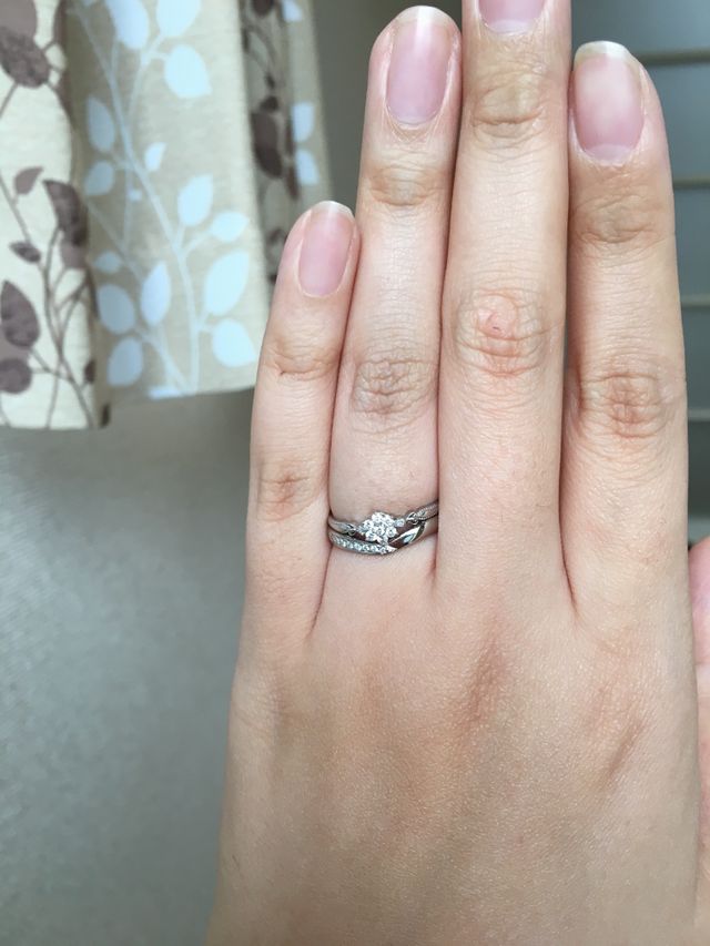 婚約指輪（他のお店で購入）と重なるとこんな感じ