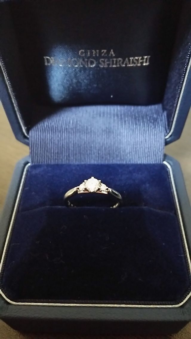 真ん中のダイヤを両サイドのダイヤが挟む感じ