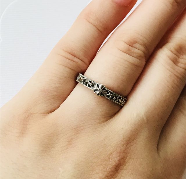 クロス中央部分に埋め込みダイヤ