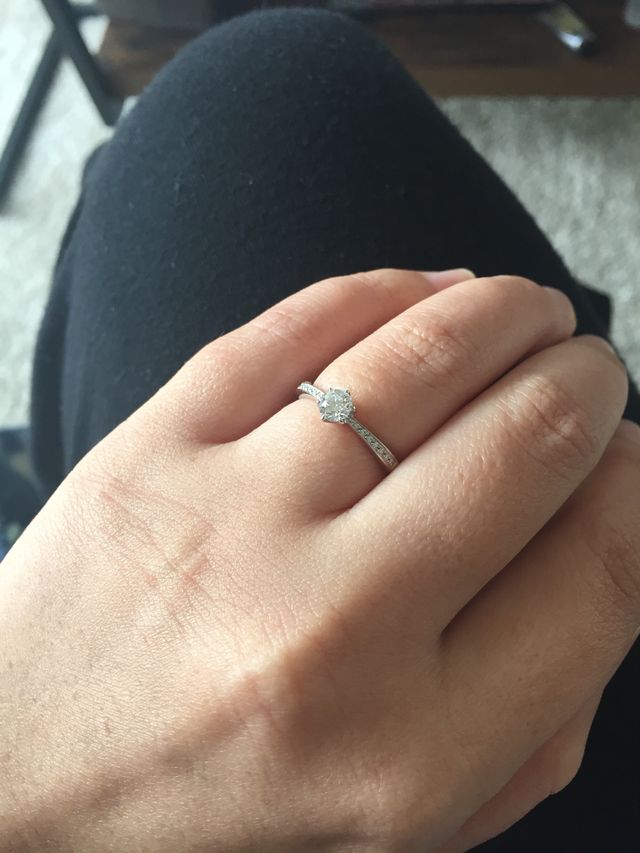 中心のダイヤに向かって細くなっているのがお気に入りです