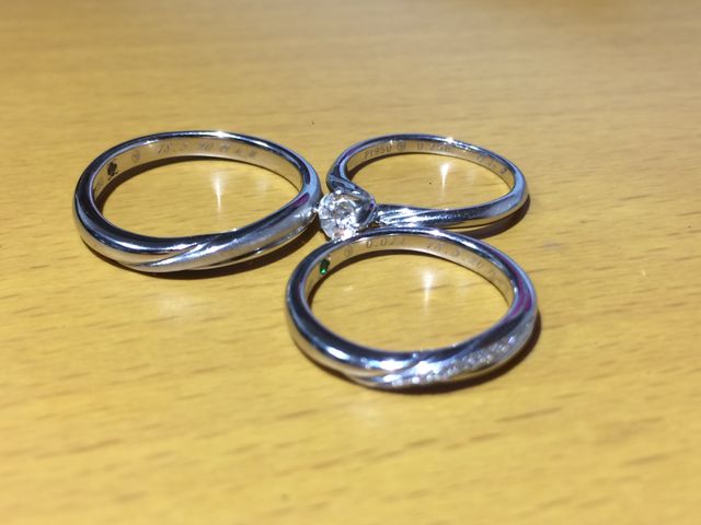 イニシャル、記念日を刻印し誕生石を入れました