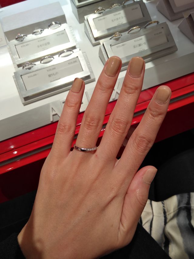 正面・相手からダイヤモンドが見えるデザインが気に入りました。