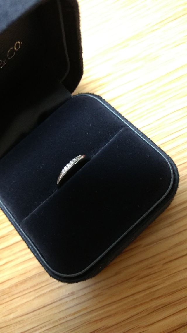 トップにメレダイヤが5つ付いています