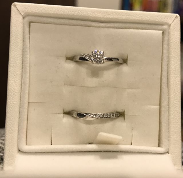 上が婚約指輪、下が結婚指輪です。