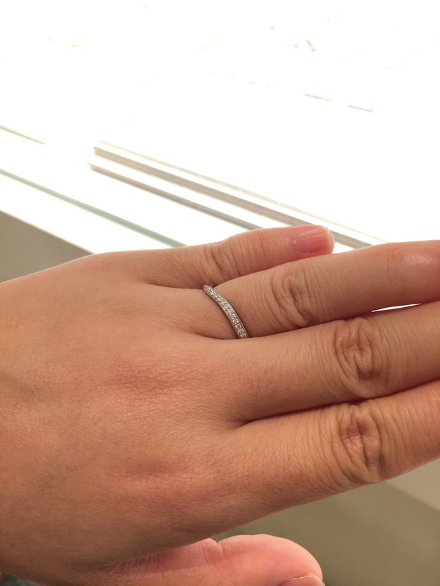 ウエーブタイプにメレダイヤが付いています。