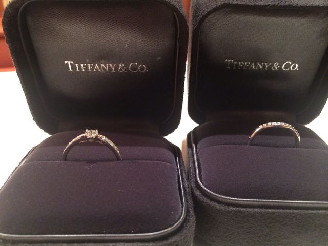 左側が婚約指輪。右側が結婚指輪。重ねて付けられるタイプです。