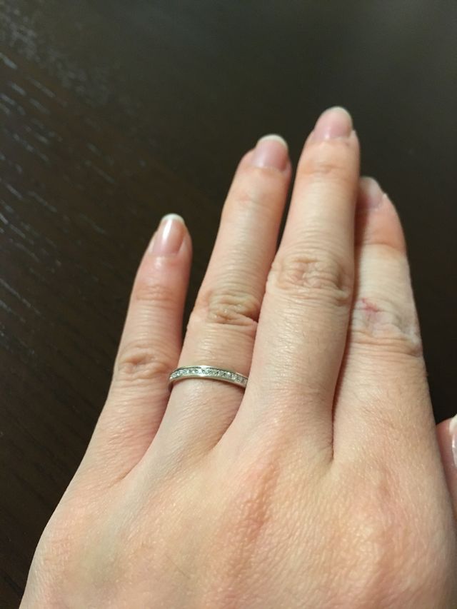 細かいダイヤがキラキラして綺麗です。