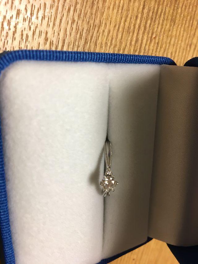 予定よりも大きくして0.3ct。やはり見映えが良いです。