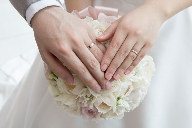 挙式後、妻お気に入りのブーケと一緒に撮影して頂いた写真です。