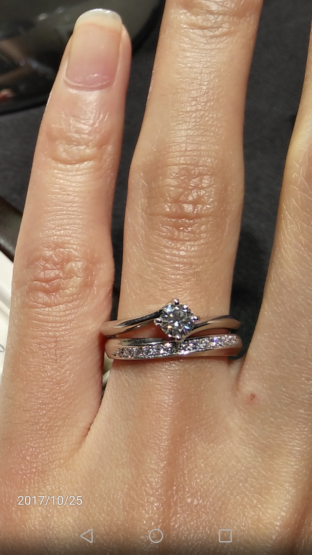 上が購入した婚約指輪の柊です。