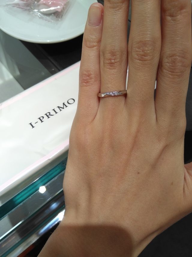 ダイヤが並んでおり煌びやかな結婚指輪です。