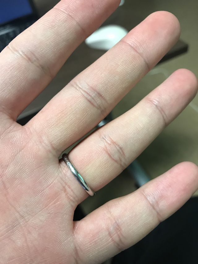 カルティエのシンプルなリング。スーツにもぴったり合います。