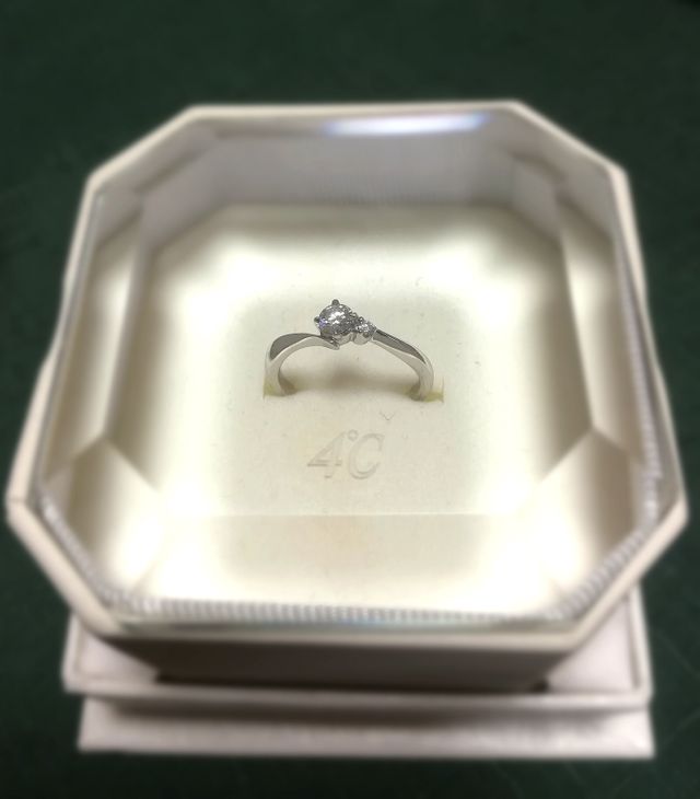 シンプルですが存在感のある輝きに一目惚れしました。